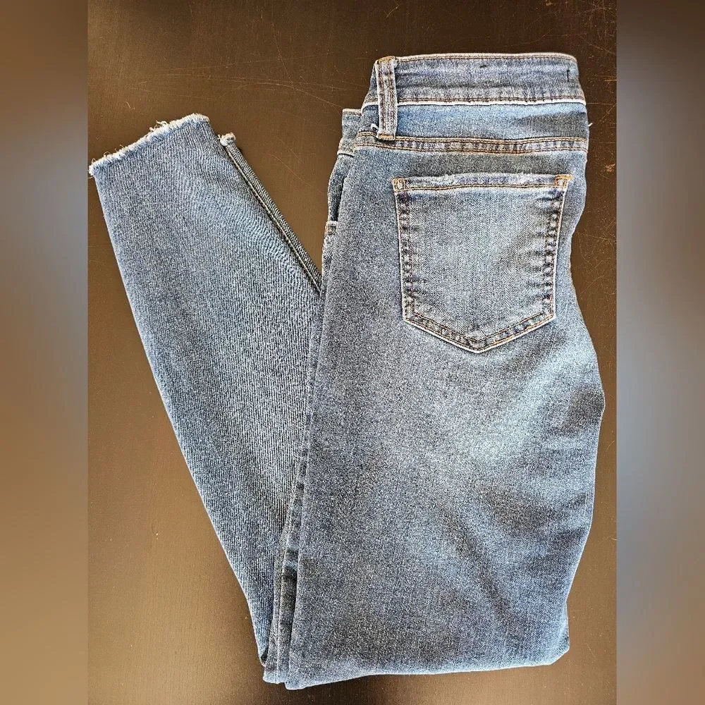 Kut from the Kloth "Connie Ankle Skinny" w/manufacturers distressed marks, size6 - Picture 6 of 10
